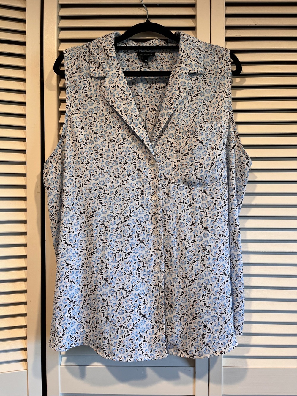 Who What Wear Sleeveless Notch-Collar Floral Blouse - Light Blue & Navy